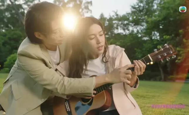 阿賢彈結他獻唱《想跟你好好道別我怕來不及》冧芷菲。