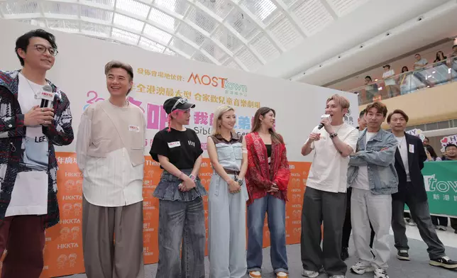 中二生台上力撐二人。