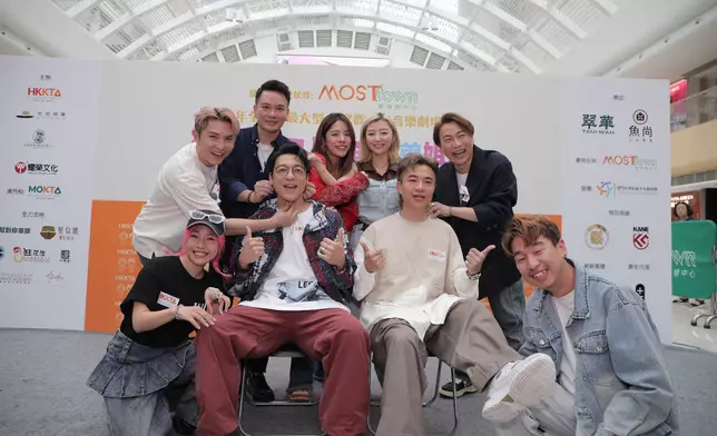 即場為兩位「按摩全身」。