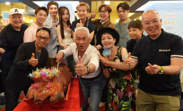 周吉佩、羅啟豪、張馳豪、詹天文、張光宇、梁煒謙與新城高層及頂好海鮮酒家老闆Billy主持切金豬儀式。