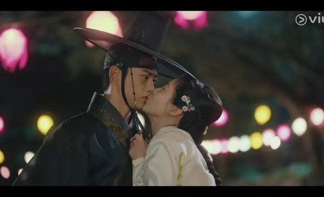 觀眾大讚《我奪走了公爵的初夜》節奏明快、笑點密集。