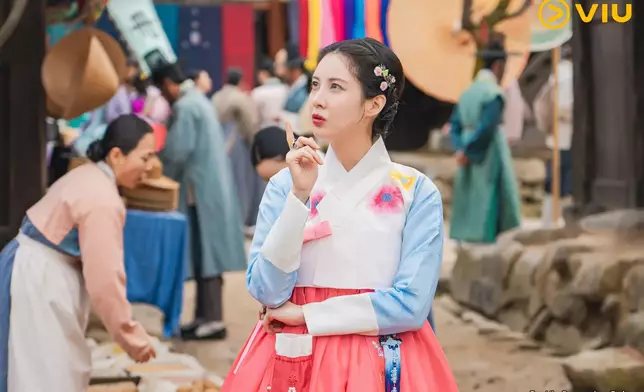 平凡女大生一覺醒來竟穿越到深愛的言情小說中。