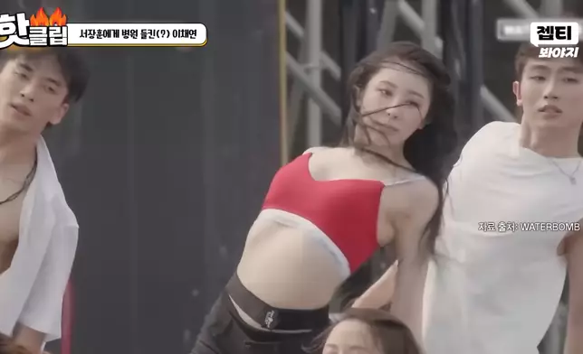 李彩演在舞台上甩動頭髮時不慎露出頭皮空隙。影片截圖
