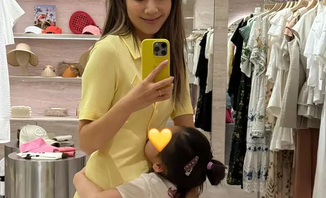 貼出多張與女兒逛街的美照