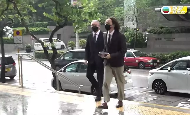 鄭中基在父親鄭東漢陪同下再次現身家事法庭。