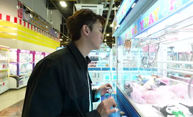 阮浩棕體驗夾公仔。