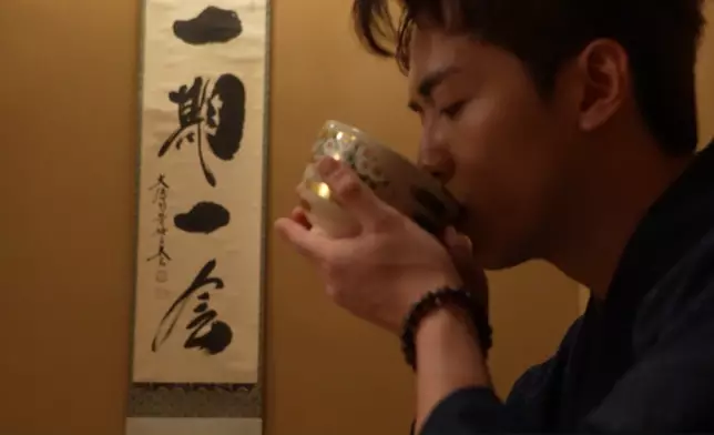 阮浩棕體驗茶道。