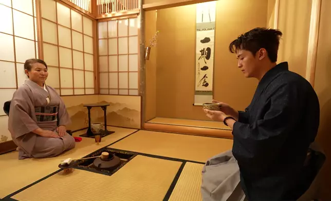 阮浩棕體驗茶道。
