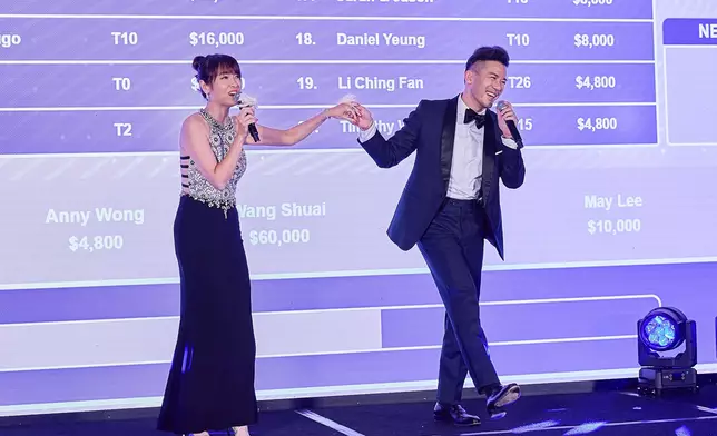 沈震軒向海嵐合唱《你最珍貴》。