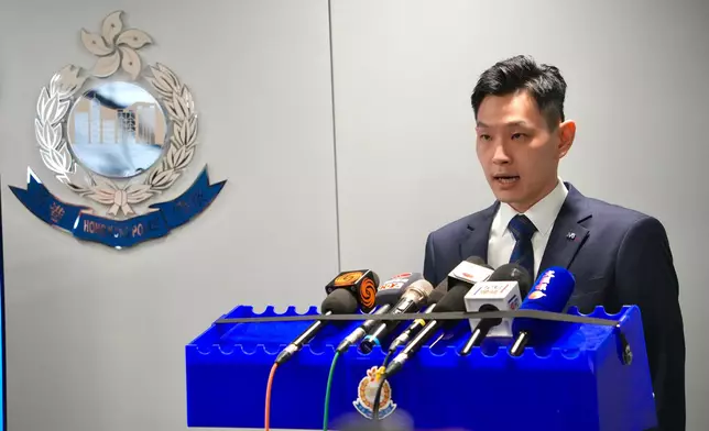 警方毒品調查科行動組高級督察唐為國簡報案情。