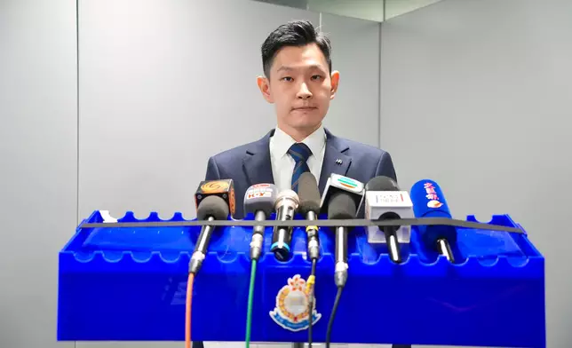 警方毒品調查科行動組高級督察唐為國簡報案情。