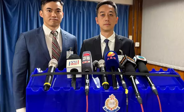 警方油尖警區助理指揮官（刑事）程知仁（右）簡報案情。