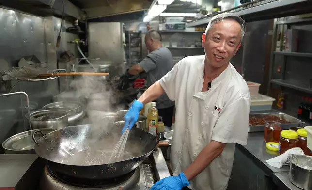 大廚東哥由勾芡到煮菜都在店內完成，拒絕預製菜。