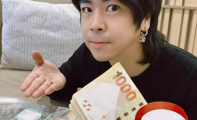 對於藏有他人信用卡的指控，阮民安則指：「反而想同嗰位擺咗張信用卡喺我度嘅朋友，講一億萬句唔好意思，因為要您夜嘛嘛親身過嚟差館幫我澄清返。」