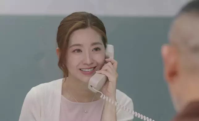 呢種強顏歡笑嘅忍淚樣，係最有感染力。