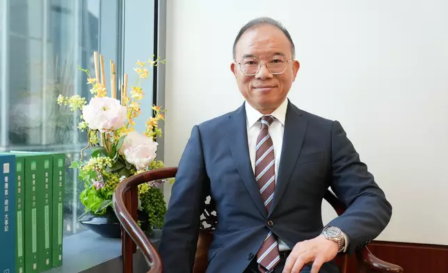 曾國衞希望在進一步推廣愛國主義教育下，市民能夠由衷地愛護國家，自發維護國家的主權安全及發展利益。 （巴士的報記者攝）