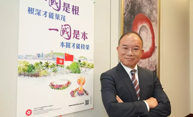 曾國衞接受專訪時表示，《國安法》讓香港從「黑暴」亂局迅速回歸穩定，大大提升了市民的國家安全意識。（巴士的報記者攝）