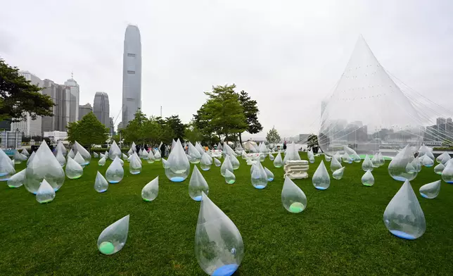 政府在添馬公園及中西區海濱長廊（中環段）舉行東江水供港60周年紀念展，展出的大型水滴藝術裝置（政府新聞網圖片）