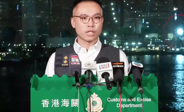 海關版權及商標調查科調查主任何高節向傳媒講述行動詳情。香港海關FB