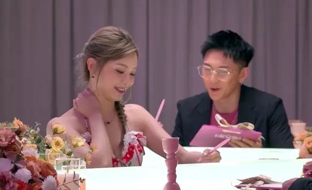 佢仲有個爛Gag，搞到Sophie不自覺係咁摸住條頸。