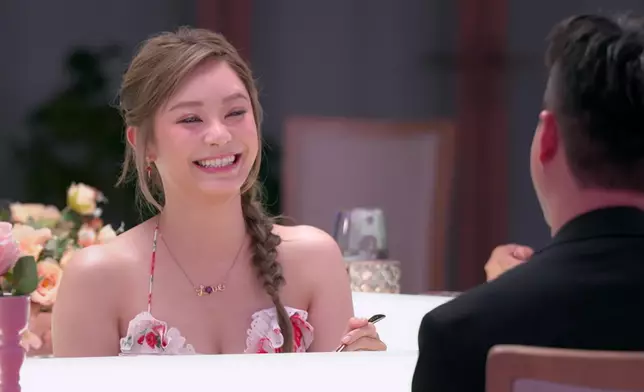 仲要搞咗個「咖啡因心跳」爛gag，氹到Sophie勁開心。