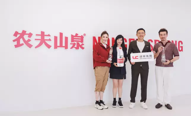 親身體驗湖中取水及測試清澈度。