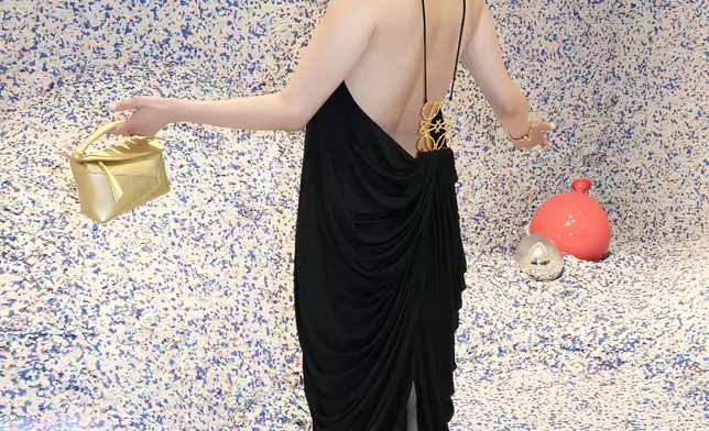 君如喜見女兒學業有成。