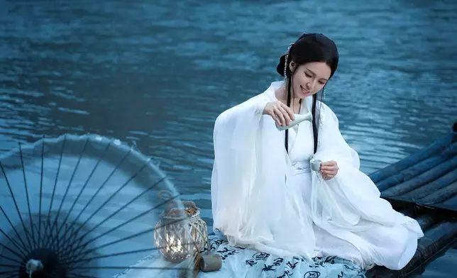 分享在獨木舟上撐傘、身穿白紗的唯美相片