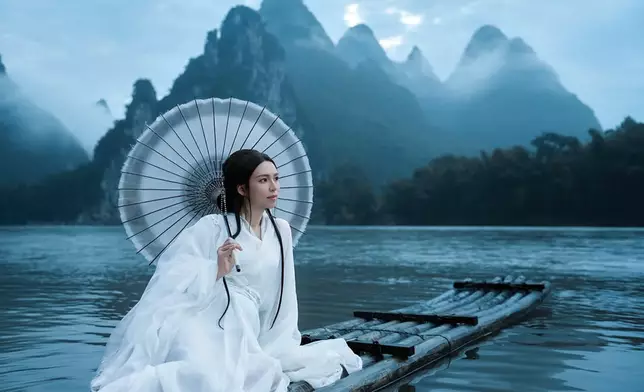 分享在獨木舟上撐傘、身穿白紗的唯美相片