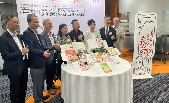 香港書展年度主題展區「世界文化藝術廊」今年特別打造「有枱·開食」互動展覽，以創新科技結合飲食文學，為參觀者帶來沉浸式體驗。展區現場精心設置8張主題餐枱，每張餐枱均代表不同的飲食文化主題。