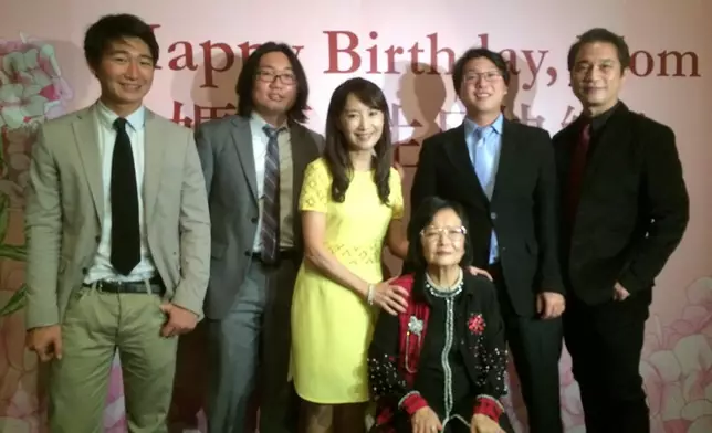 資深傳媒人汪曼玲更分享與陳媽媽的舊照，懷念昔日一同打麻將、慶生的時光。