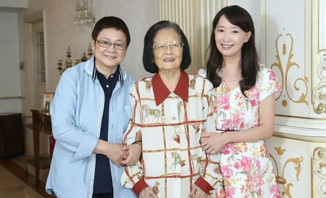 資深傳媒人汪曼玲更分享與陳媽媽的舊照，懷念昔日一同打麻將、慶生的時光。