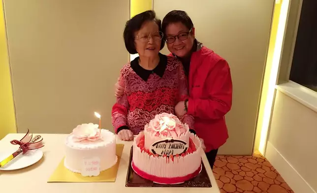 資深傳媒人汪曼玲更分享與陳媽媽的舊照，懷念昔日一同打麻將、慶生的時光。