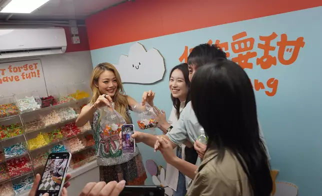 祖兒在車上親手派糖兼跟粉絲合照。