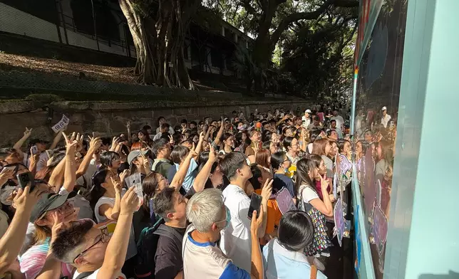 引來數百途人及粉絲圍觀。