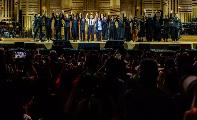 LoLo與太太唐書琛，以及樂手們齊在台上向觀眾鞠躬致謝。