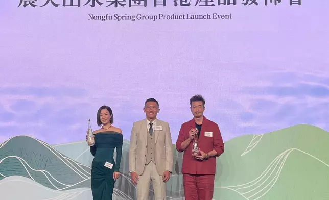 左起：「東方樹葉」香港區代言人佘詩曼、建華集團主席凌偉業、演員陳豪。巴士的報攝