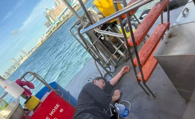 網上流出姜濤獲救後的照片。（網上圖片）