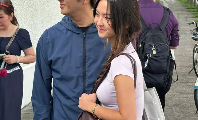 Emily蔡，23歲，在爸爸陪同下到達，爸爸是TVB員工。（本網記者攝）