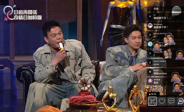 在加時版火火示範使用情趣道具。