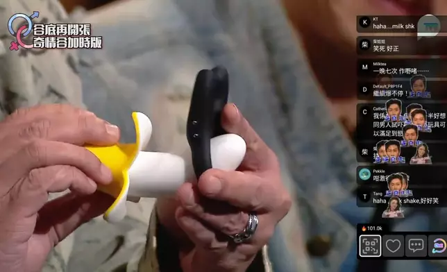 在加時版火火示範使用情趣道具。