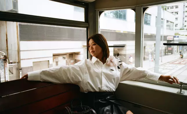 鄧小巧在生日正日推出新歌《轉彎到》。