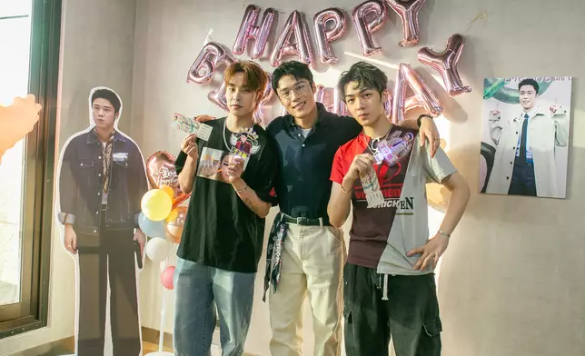 好友余宗遙及文佐匡驚喜現身與丁子朗一同慶祝。