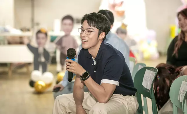 丁子朗睇感動影片。