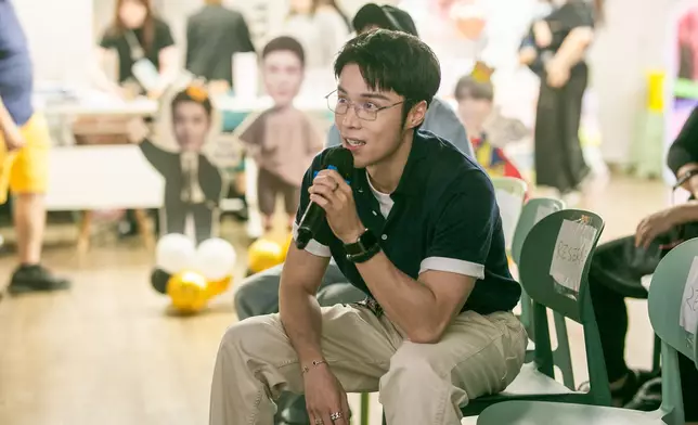 丁子朗睇感動影片。