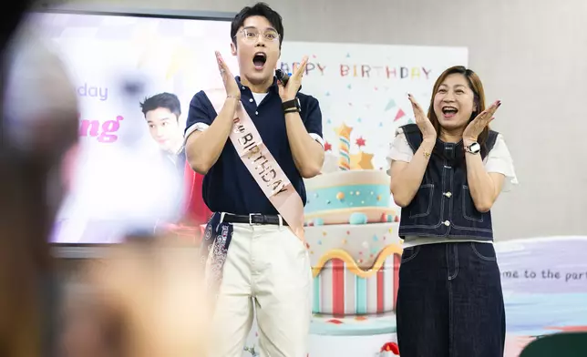 與粉絲玩遊戲。