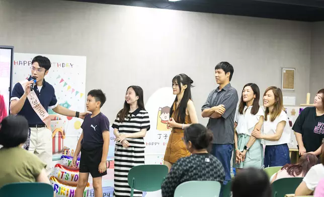 粉絲排隊同丁子朗玩遊戲。