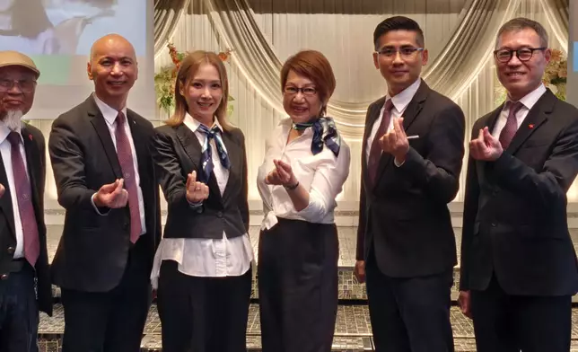 當然委員、AVS董事車淑梅(右三)、會務顧問林學潛(左二)、榮譽會長麥漢楷（左一）、主席林家揚(右二)、
   副主席關心妍(左三)及鍾煉泳(右一)合照。