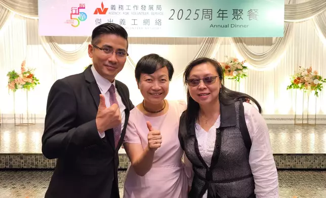 主席林家揚， AVS總幹事李佩琪和委員黃明慧女士。