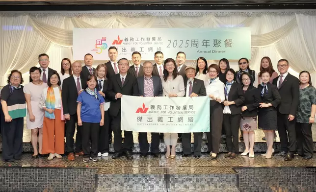 傑出義工會歷屆主席和委員合照。